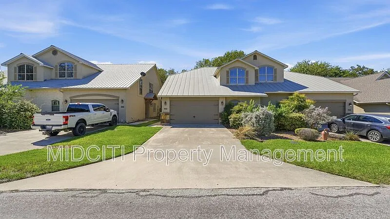 4 bed, 2.5 bath, 1977 sqft, $2,150 — Photo 2
