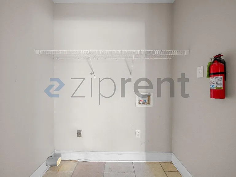 1418 Windsor St #1418 — Photo 19