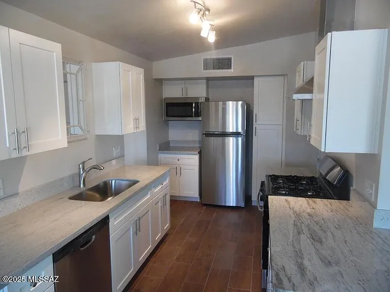 808 E Waverly St #A — Photo 5