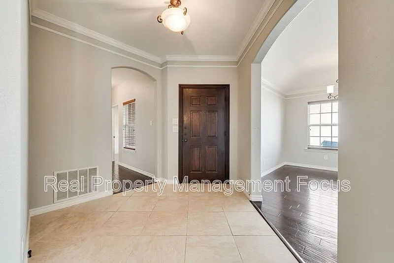 3 bed, 2.0 bath, 2027 sqft, $2,495 — Photo 2