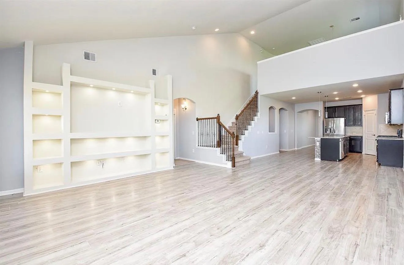 4 bed, 2.5 bath, 2684 sqft, $4,300 — Photo 1