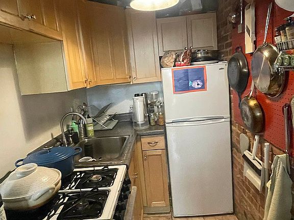 3rd image of 328 W 77th St APT 3