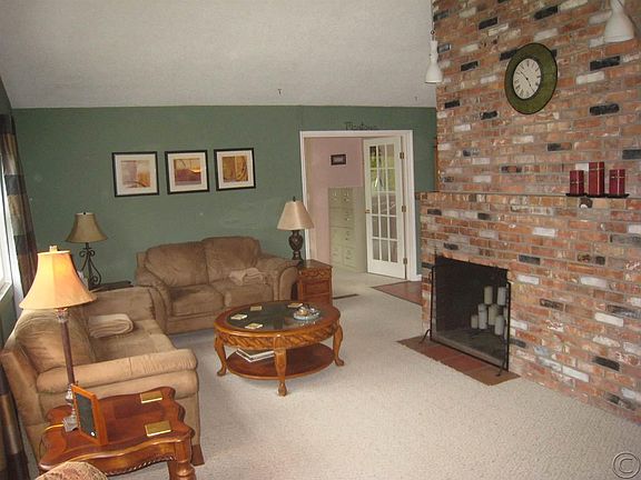 3rd image of 24 Darlene Dr
