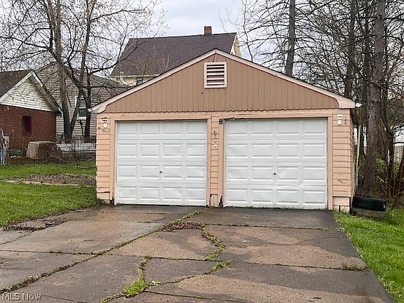 4th image of 437 Lawrence Ave