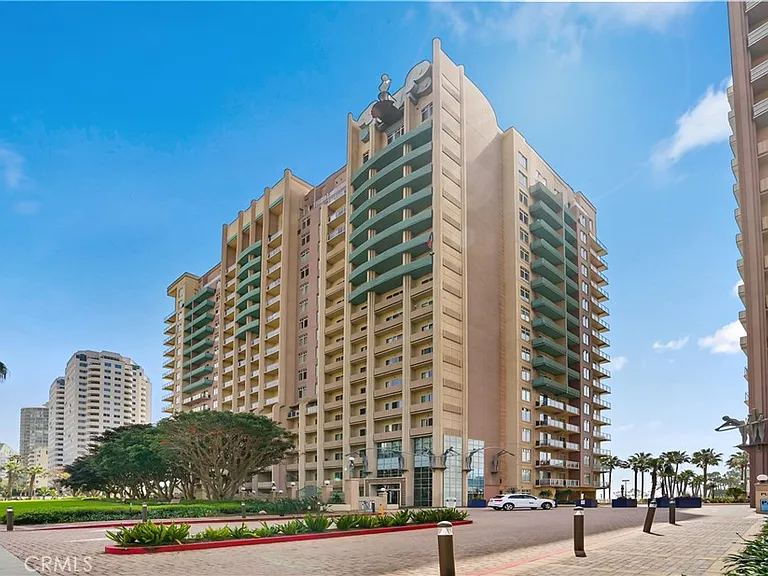 488 E Ocean #P2 — Photo 1