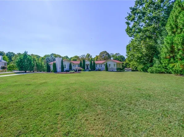 1703 River Knoll Ct, Greensboro, NC 27409
