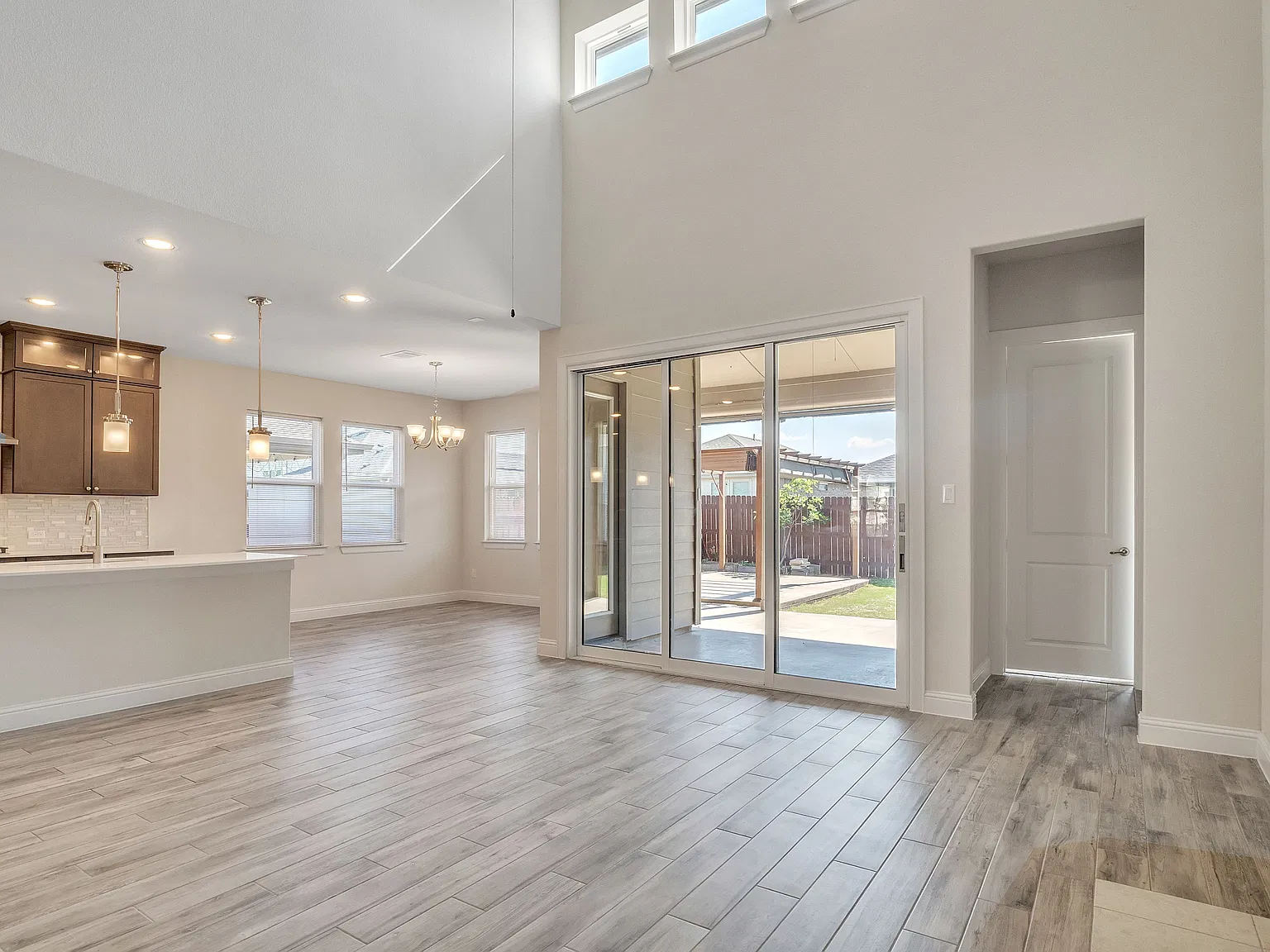 5 bed, 4.0 bath, 3490 sqft, $3,300 — Photo 2