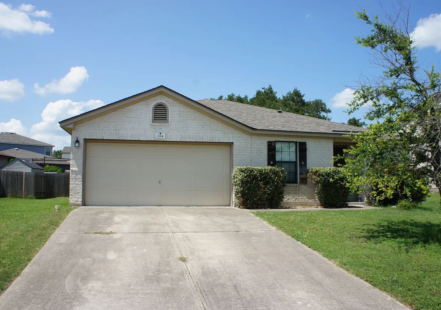 3 Bedroom 2 Bathroom Georgetown Home — Photo 2