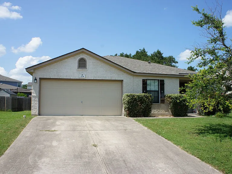 224 Wildwood Dr — Photo 2