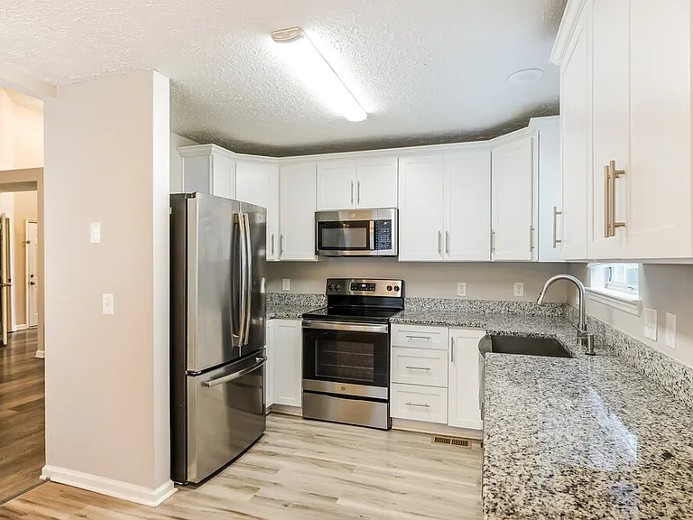 1046 Cedar Creek Village Rd — Photo 6