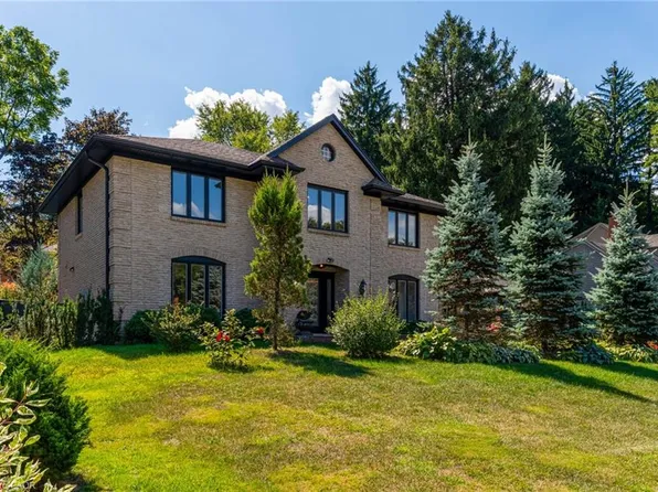 28 Stonegate Dr, Hamilton, ON L9G 3R7