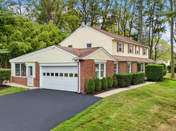 1075 Westwood Dr, West Chester, PA 19382