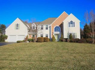 25 Sage Ln, Glenmont, NY 12077
