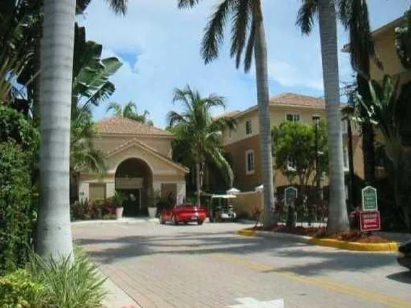 2965 NE 185th St, Miami, FL 33180