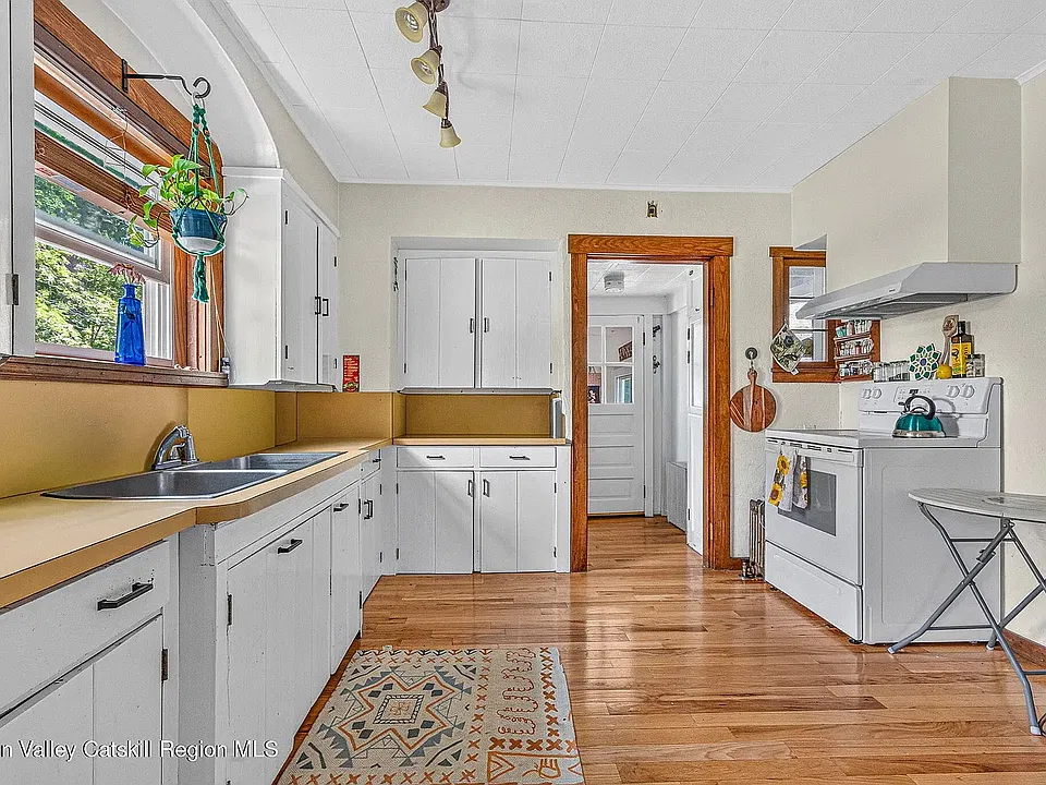 Kitchen sink is big (has 2 sinks with an extendable hand faucet also)