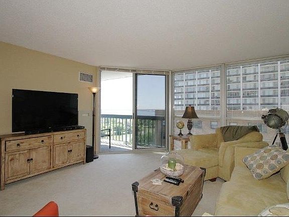 2nd image of 1660 N Prospect Ave Unit 909