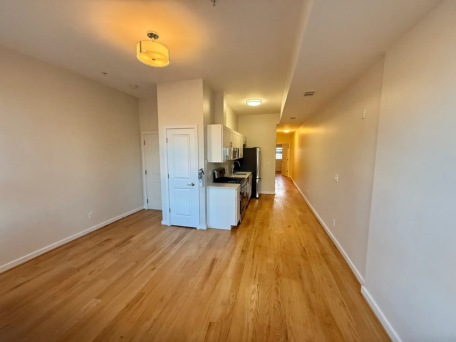 2 bed, 1.5 bath, 702 sqft, $2,500 — Photo 3