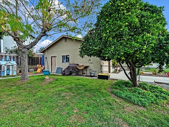 4th image of 197 Suburbia Ct