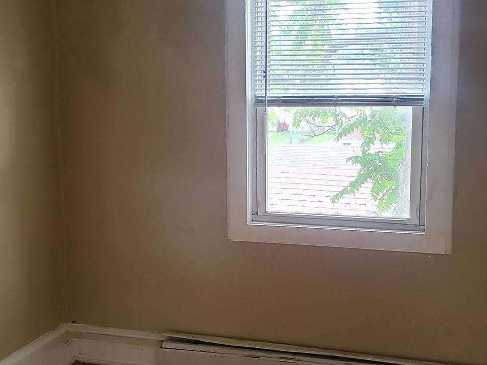 2nd image of 325 E Walnut St #B
