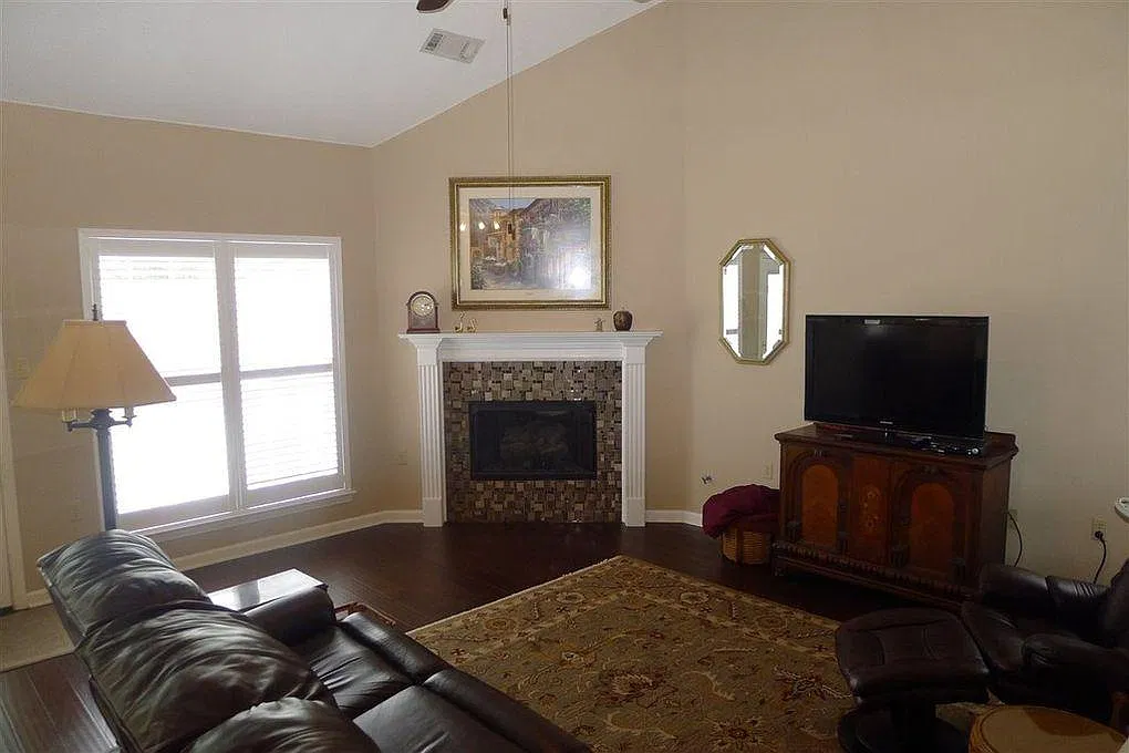 4 bed, 2376 sqft, $2,700 — Photo 4