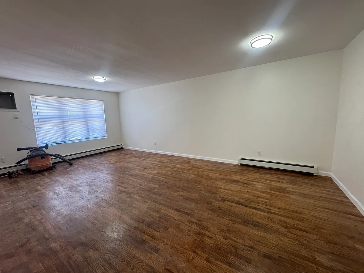 Building Photo - 673 Ashford St #2