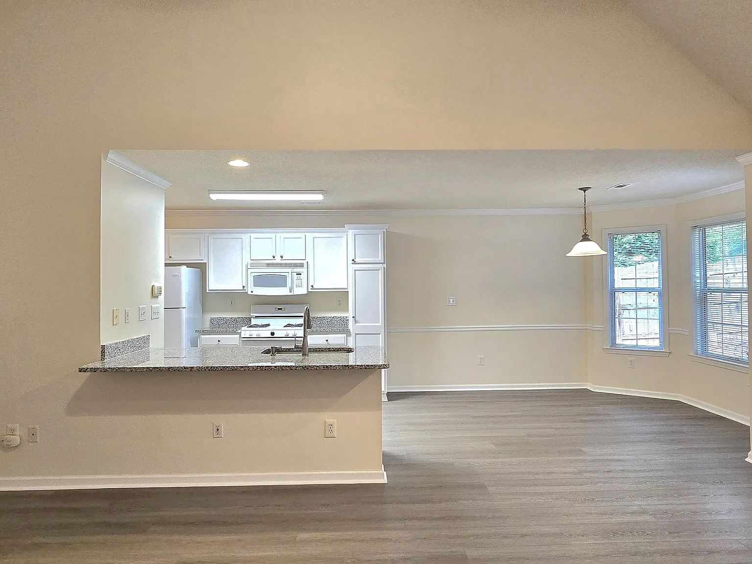 3 bed, 2.0 bath, 1427 sqft, $2,200 — Photo 4