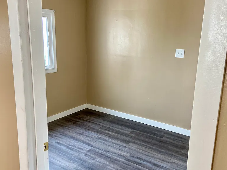 1004 Toman Ave — Photo 8