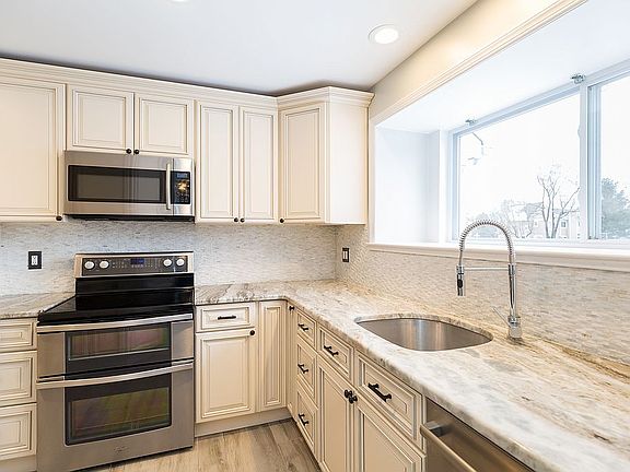 3rd image of 152 Stratford Ct