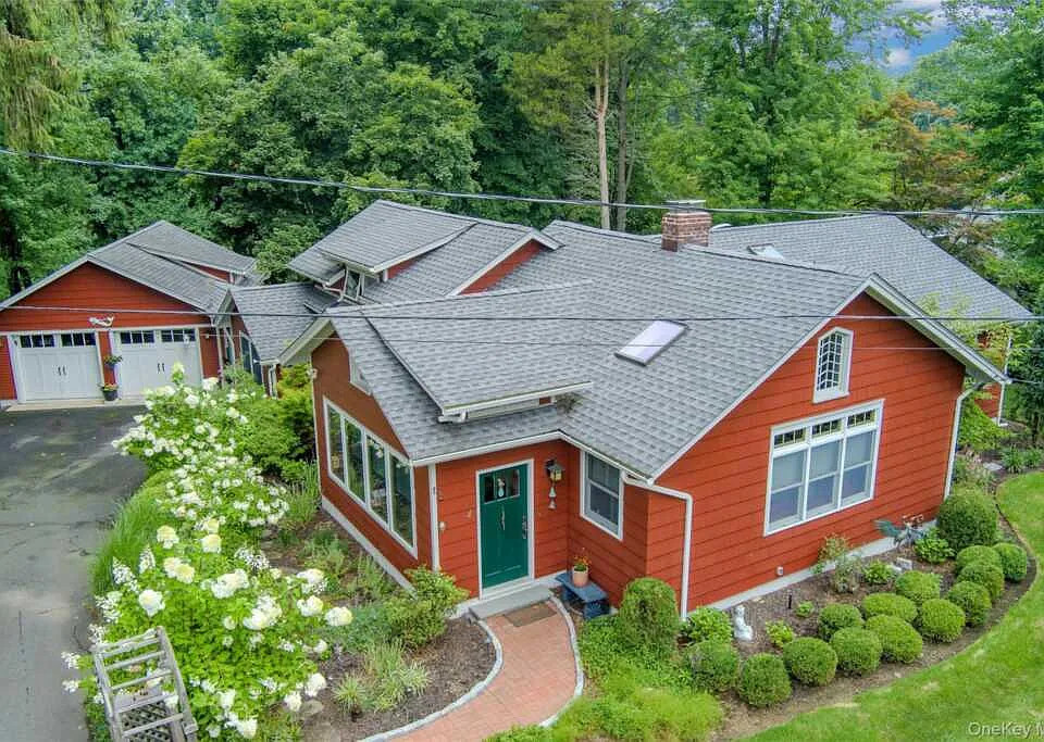 4 Carlann Ln