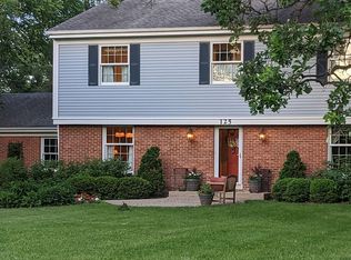 125 N Old Oak Dr, North Barrington, IL 60010
