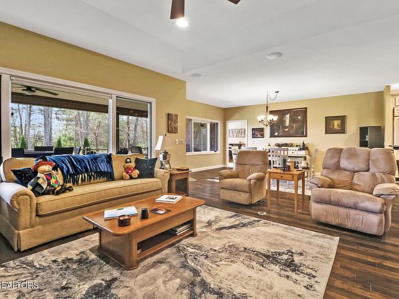 5th image of 43 Red Oak Dr