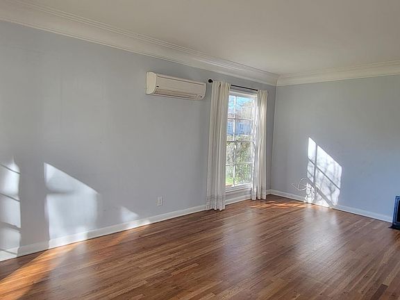 3rd image of 11755 Moorpark St #11757-1/2