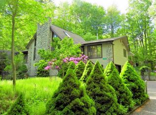 5589 Woodland Ave, Pocono Pines, PA 18350