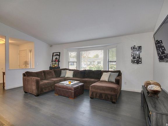 3rd image of 38 Blue Water Cir