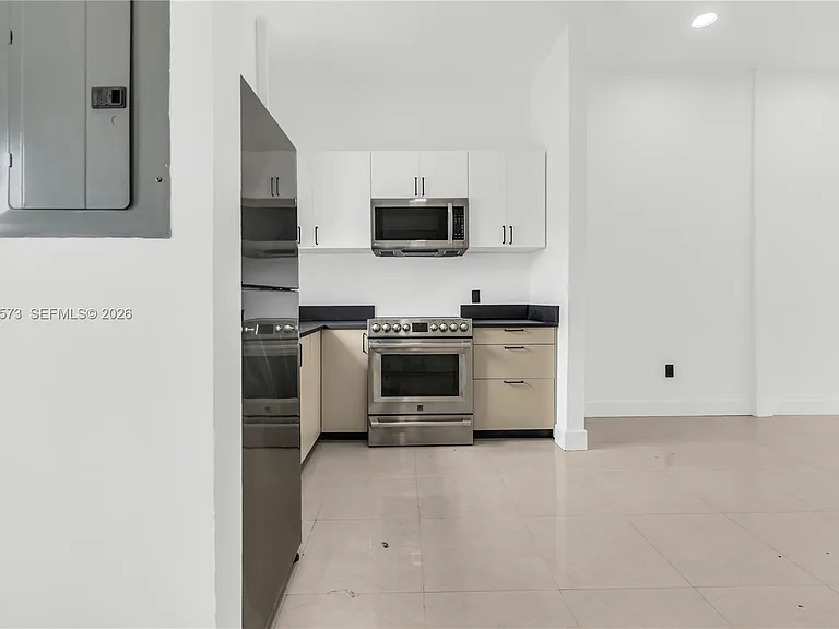 1011 SW 7th St #2 — Photo 13