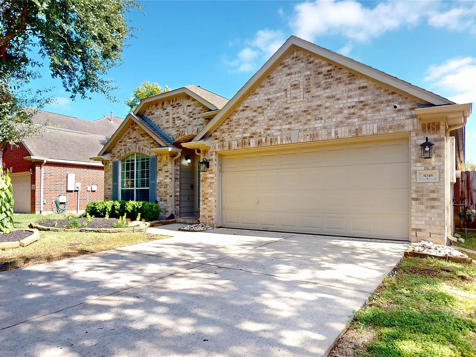 3 bed, 2.0 bath, 1936 sqft, $2,420 — Photo 2