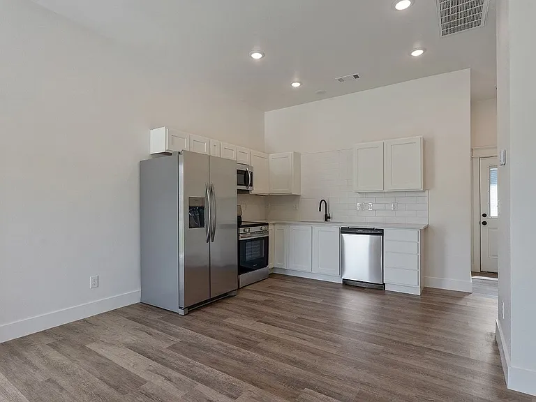 203 E 12th St — Photo 5