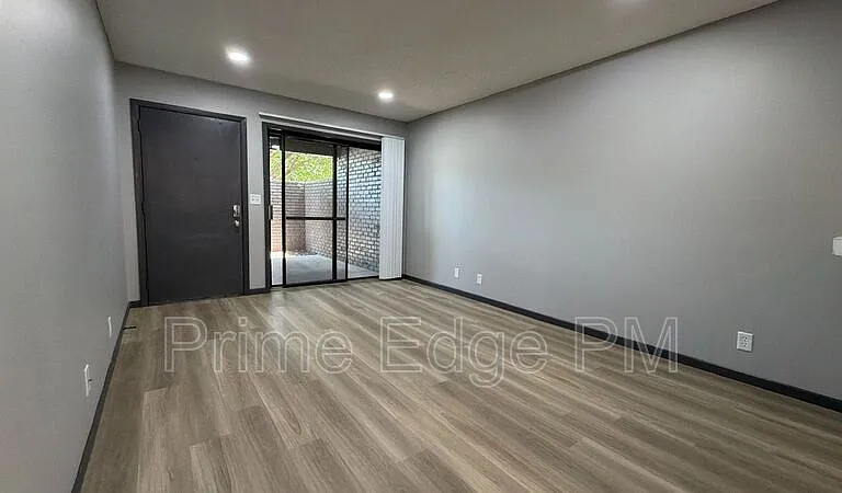 1121 N 28th St #6 — Photo 10