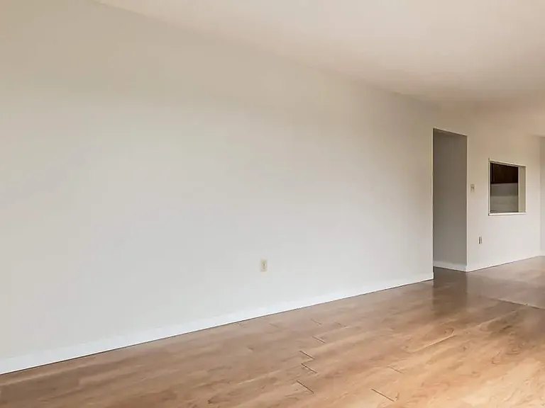 2526 Thompson Cres SE — Photo 9