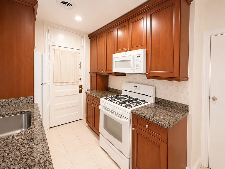 2044 W Farragut Ave #2C — Photo 5