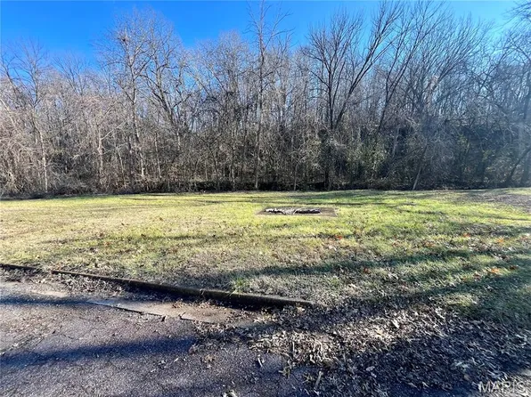 912 Olive St, New Haven, MO 63068