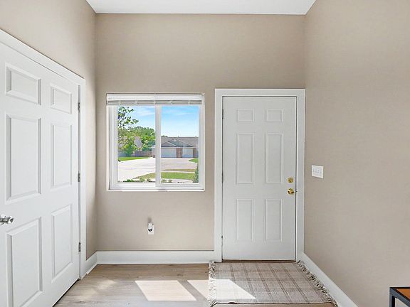 5th image of 724 N Redbud Ave