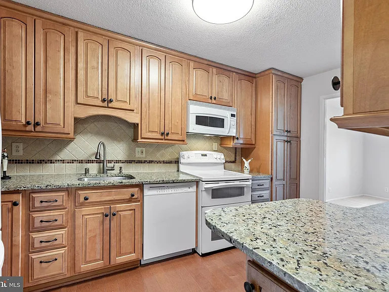 8360 Greensboro Dr #721 — Photo 4