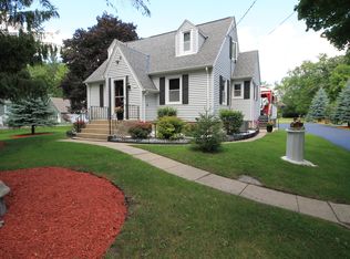 6404 W Freistadt Rd, Mequon, WI 53092