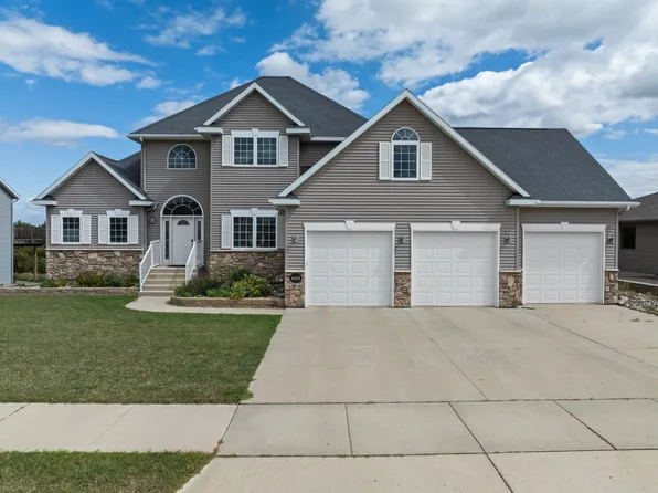 3205 Woodside Dr SE, Minot, ND 58701