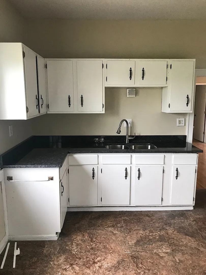 Awesome 3 Bedroom 1 bath duplex! — Photo 2