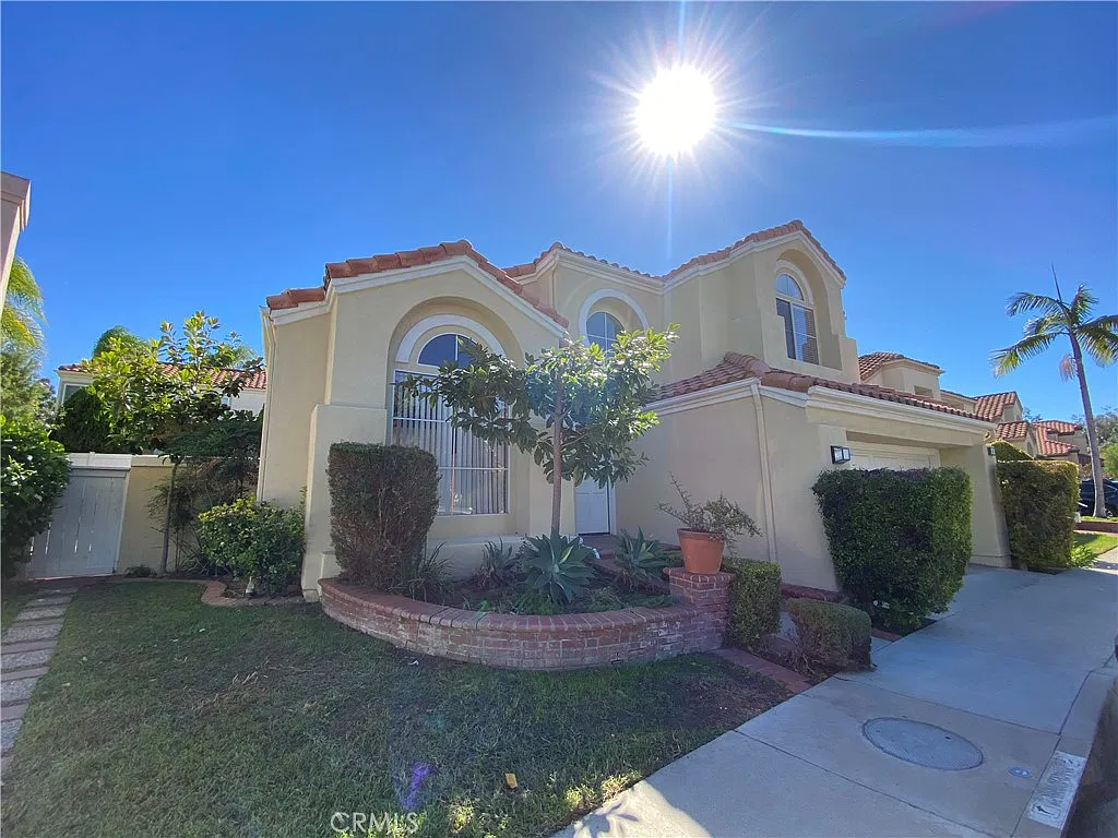 3 bed, 2.5 bath, 2325 sqft, $4,800 — Photo 1