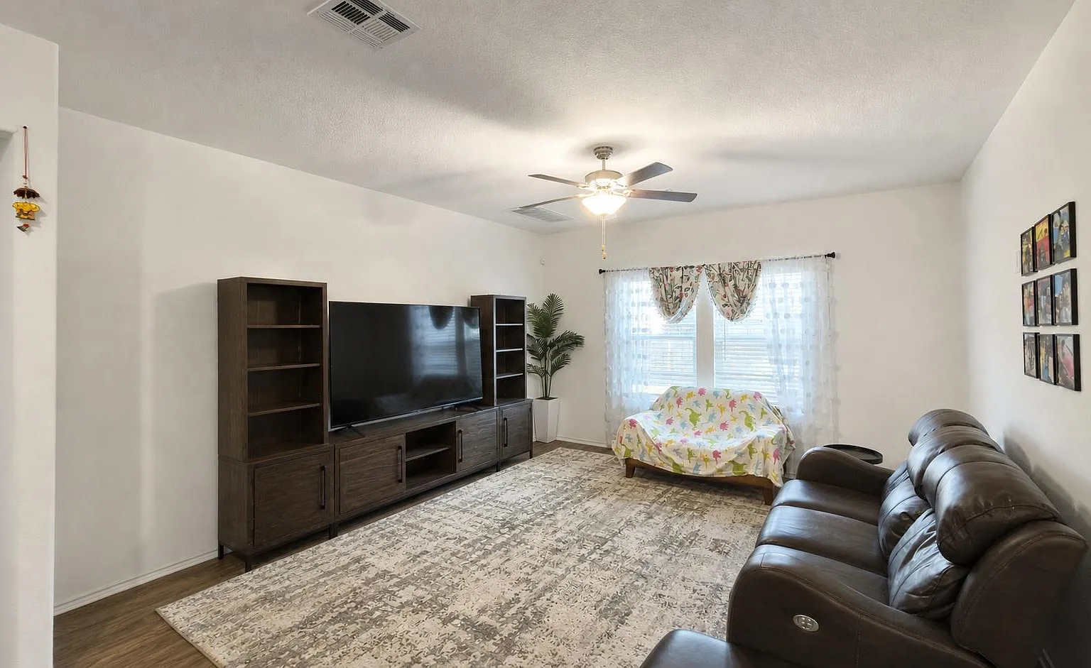 4 bed, 2.5 bath, 2543 sqft, $2,400 — Photo 2