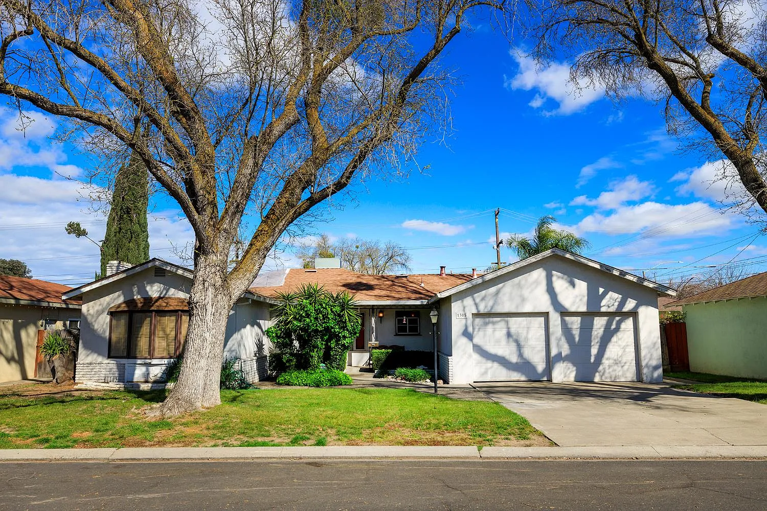 1305 Oakwood Dr photo 1