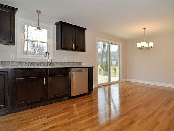 3rd image of 44 Ferncrest Dr
